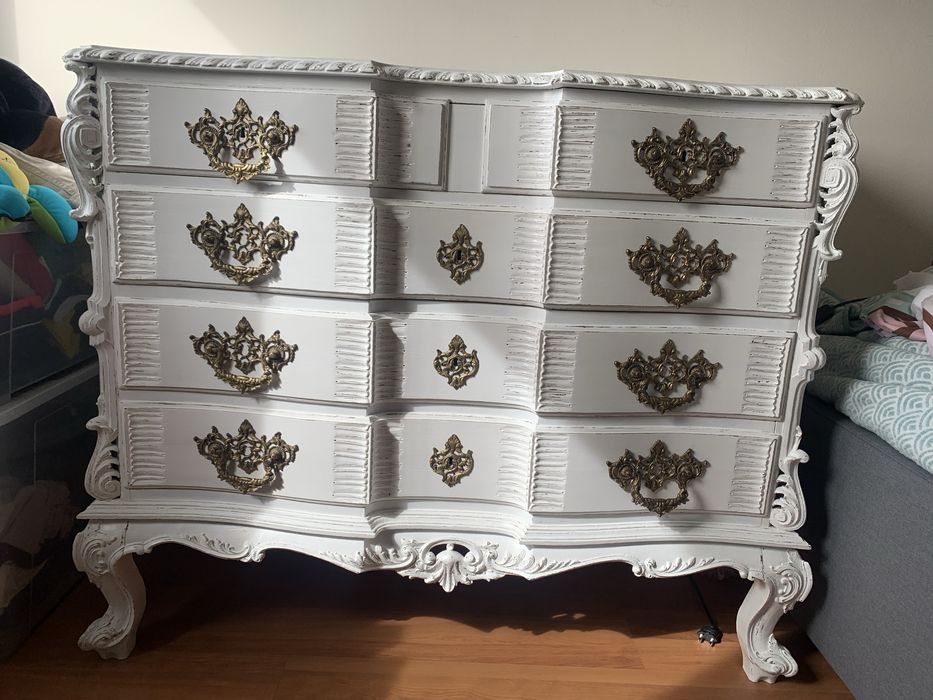 Cômoda em madeira maciça (pintada em branco envelhecido)