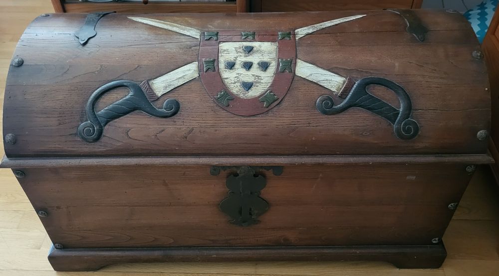 Arca de madeira trabalhada