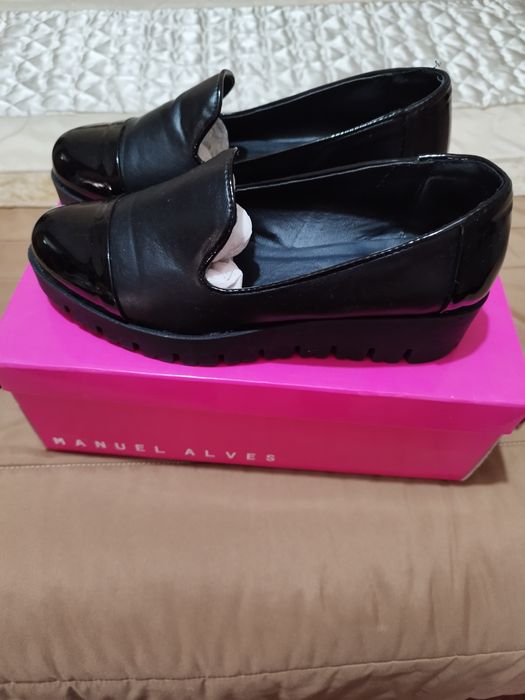Sapatos pretos com verniz