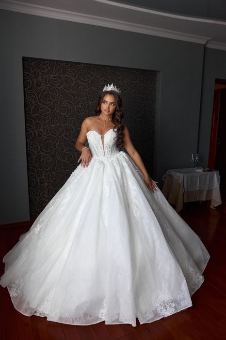 Весільна сукня кольору айворі