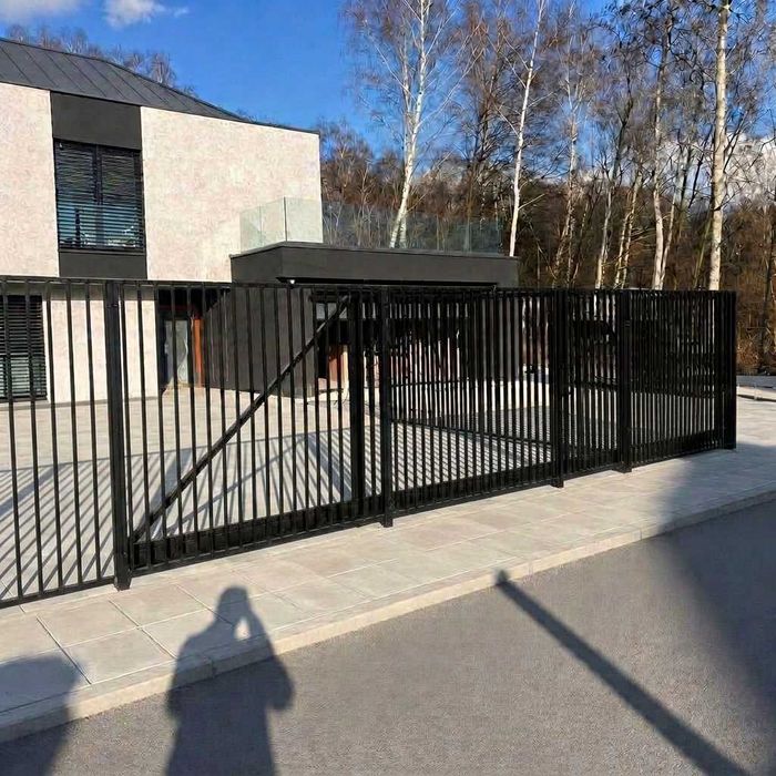 ogrodzenie grzebieniowe aluminiowe pionowe profile mur betonowy L