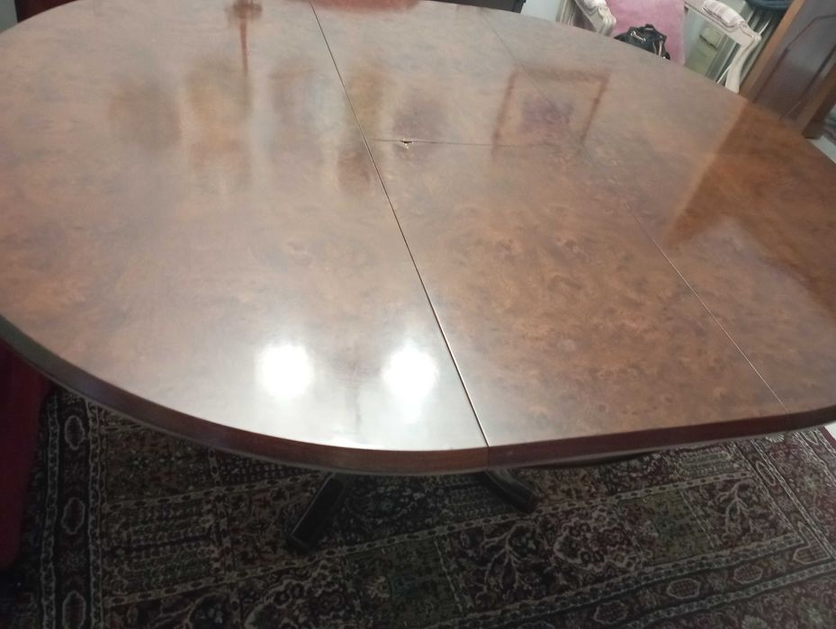 Mesa de jantar e 4 cadeiras em mogno