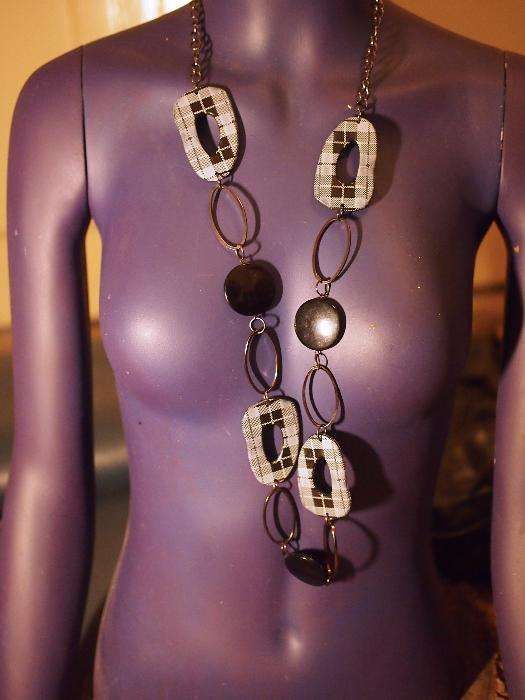 Colar xadrez preto/branco