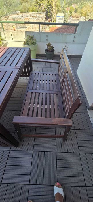 Mesa e bancos IKEA, jardim em madeira