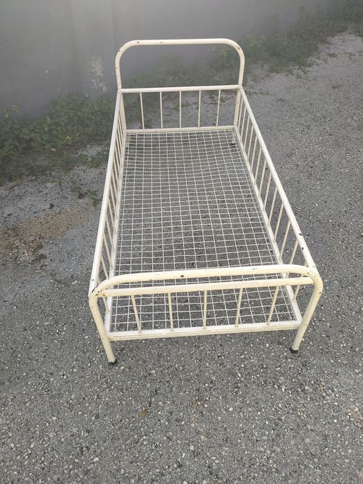 Cama de bebé antiga em ferro