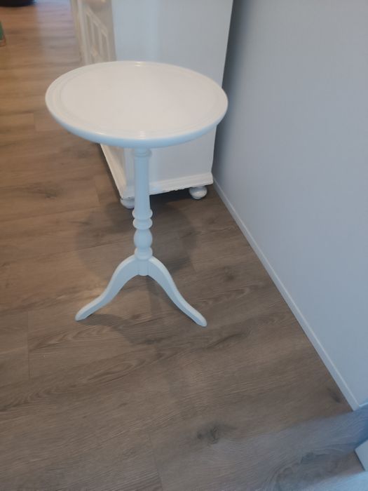 Mesa Antiga Restaurada – Peça Única (50+ anos)
Mesa de apoio de estilo clássico,