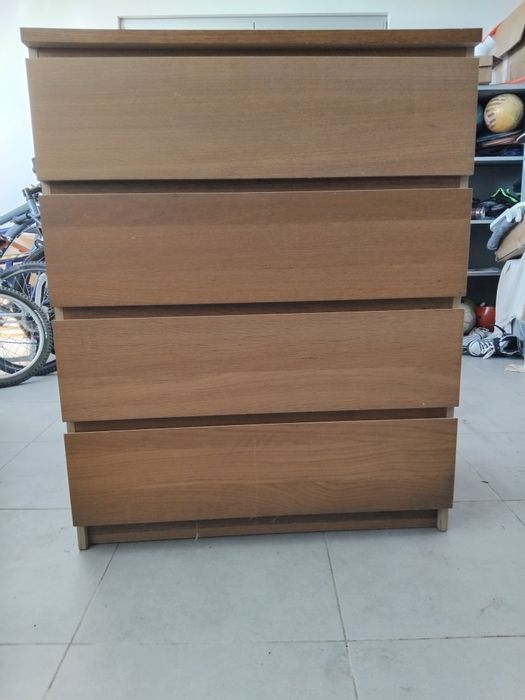 Cómoda  com 4 gavetões