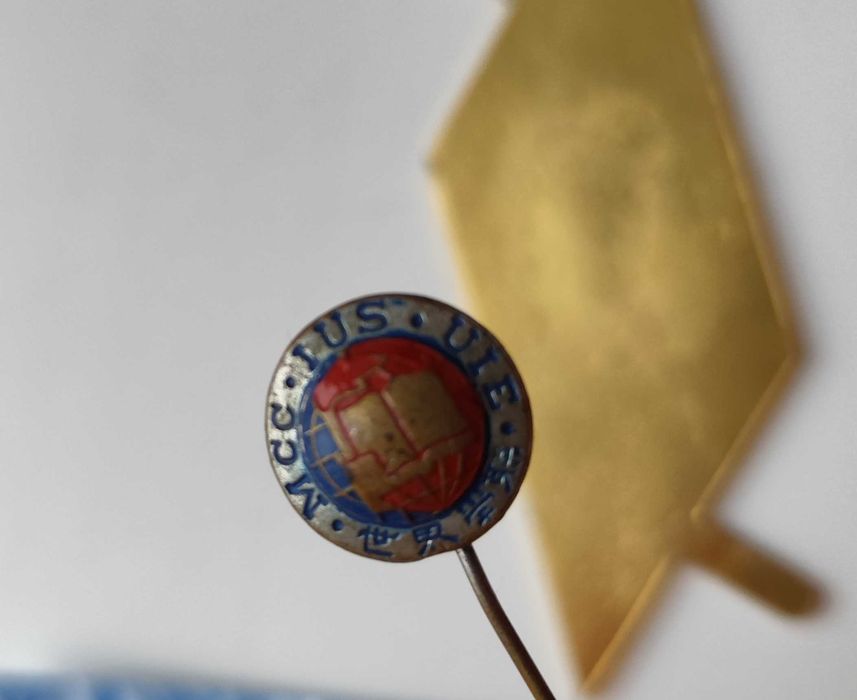 Різні значки сучасні і радянскі