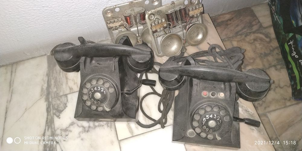 Telefones antigos com manivela
