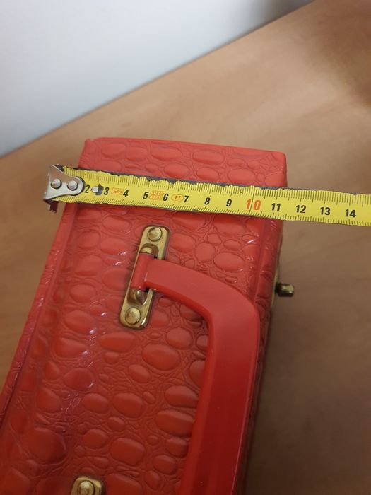 Czerwony kuferek na kosmetyki