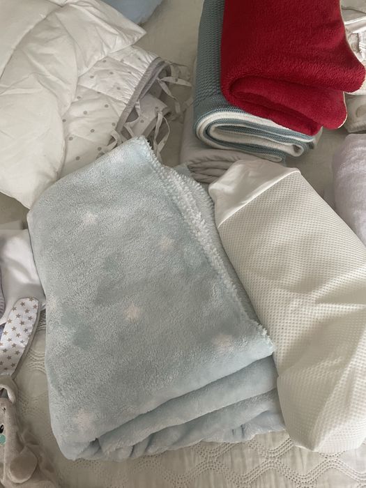 Berço ikea + enxoval completo de cama de bebé