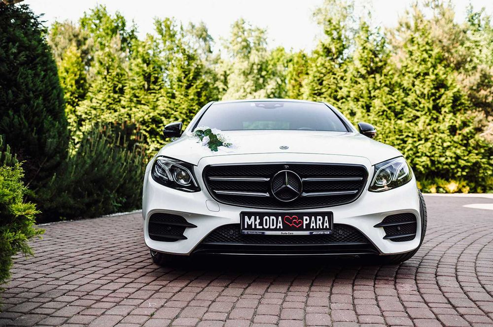 Auto do ślubu / wesela. Samochód biały Mercedes Benz