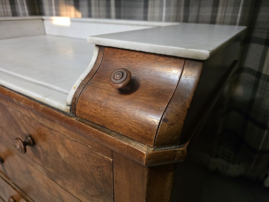 Zabytkowa zadbana komoda