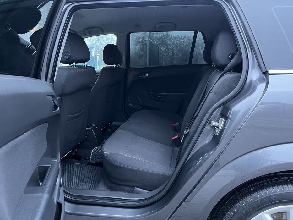 Opel Astra Station Wagon 2010 1.6 бензин