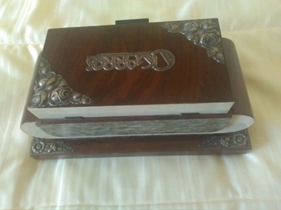 Caixa para guardar cigarros com aplicações em metal