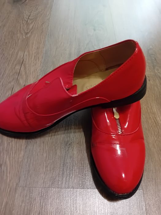 Жіночі лакові туфлі в хорошому стані.
