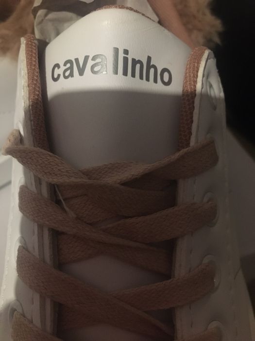 Ténis com pelo atrás