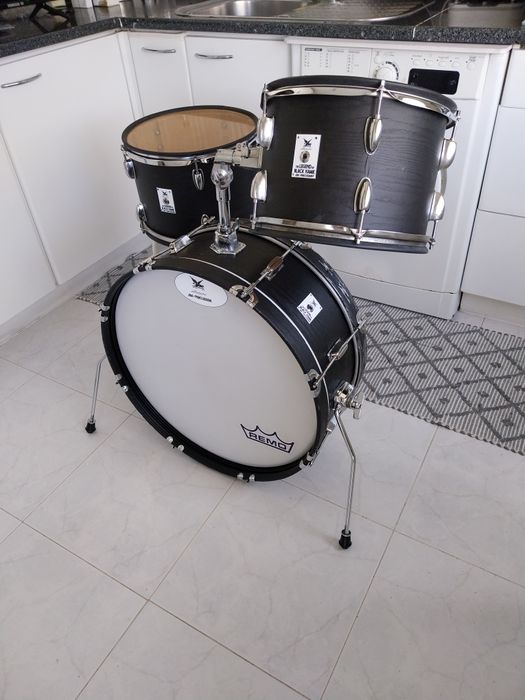 Vendo bateria impecável