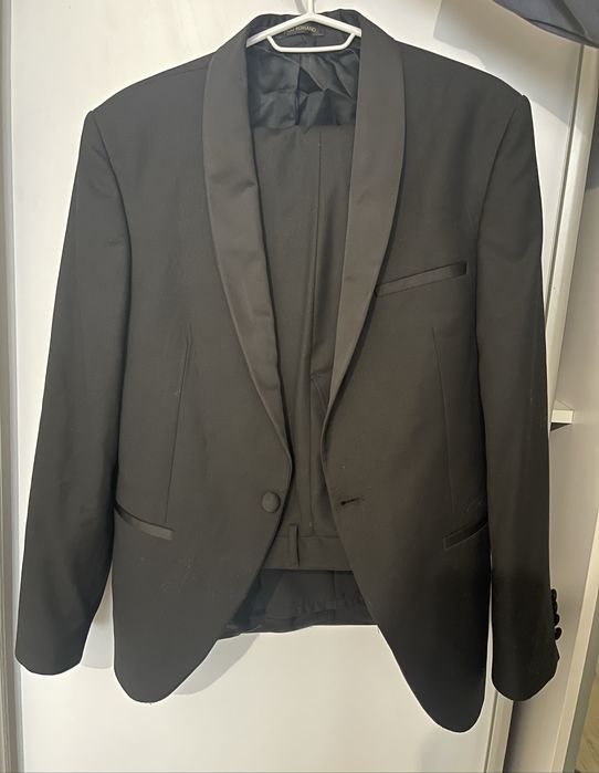 Чоловічий класичний костюм з атласним коміром