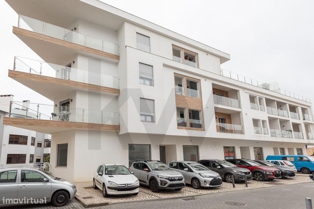 Espaço Comercial com Montra Excepcional e 2 Pisos em Queijas