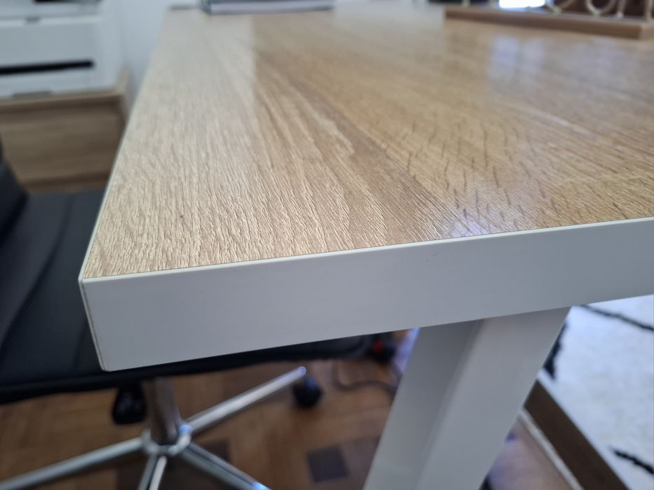 Mesa de computador madeira e metal em branco