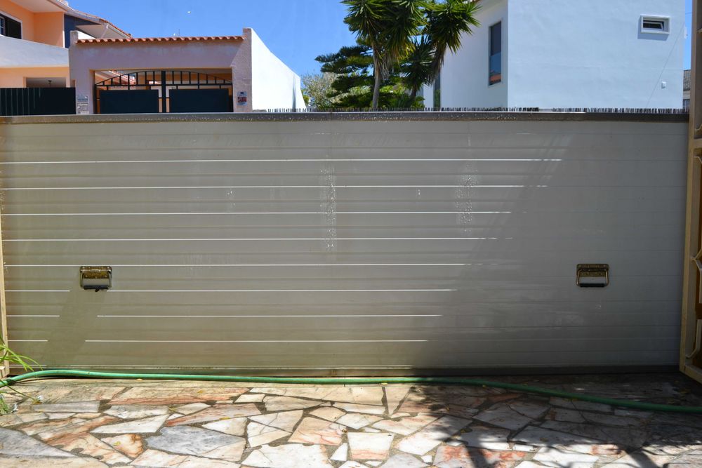 Dois tapumes para retenção de águas