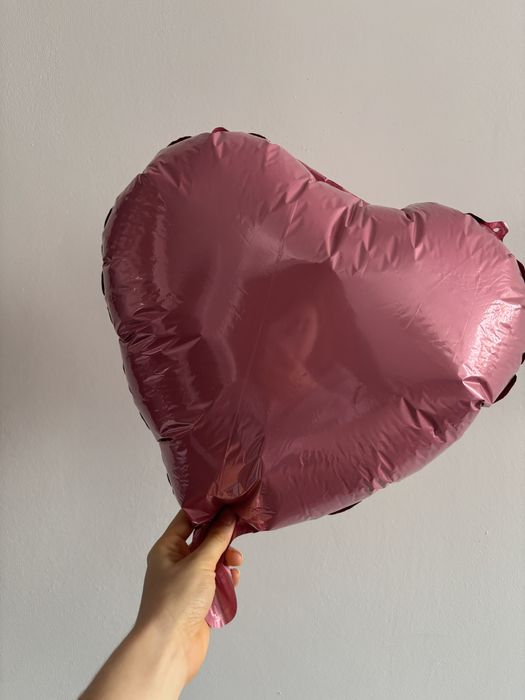 Różowy foliowy balon serce