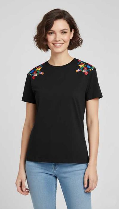 T-Shirt preta com o bordado de Viana feito à máquina