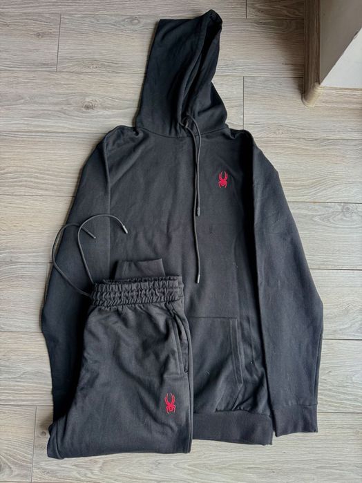 Чоловічий спортивний костюм