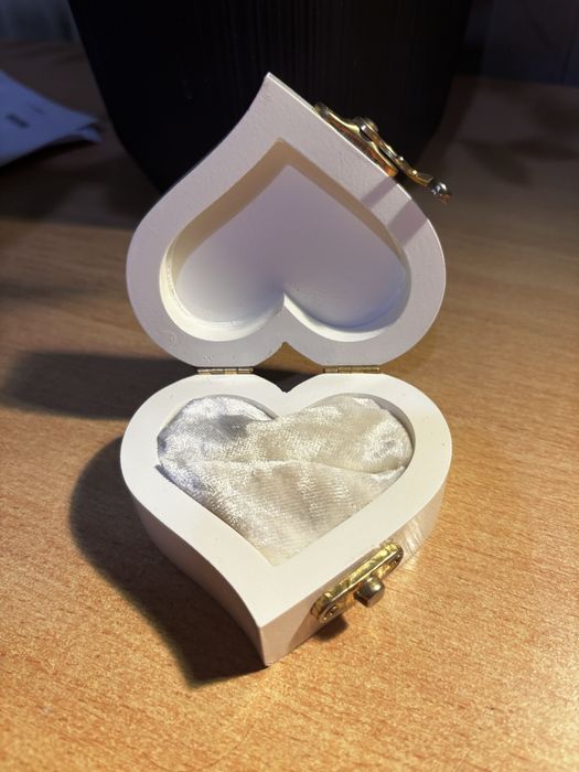 Продам дерев’яну скриньку для обручок