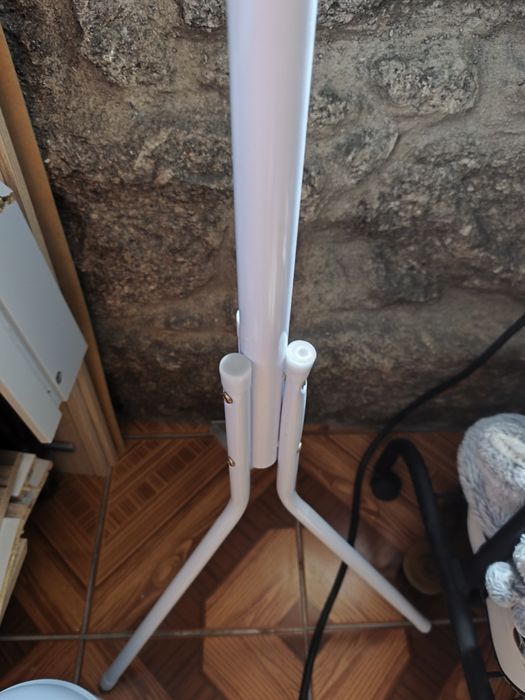 Cabide em bom estado irá desmontado