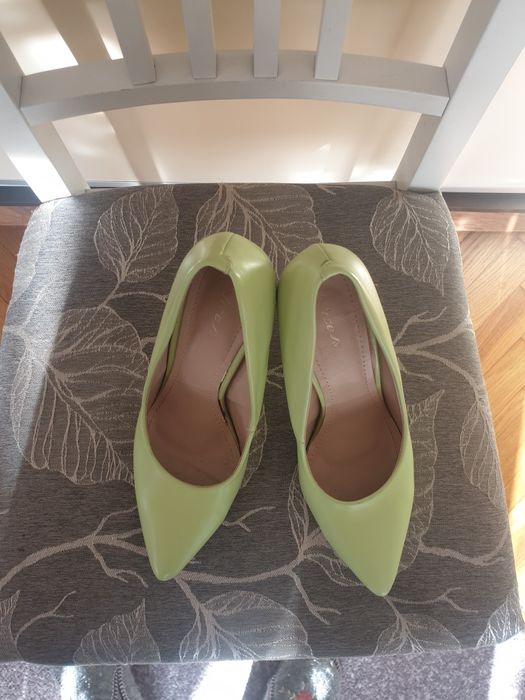 Buty na złotej szpilce