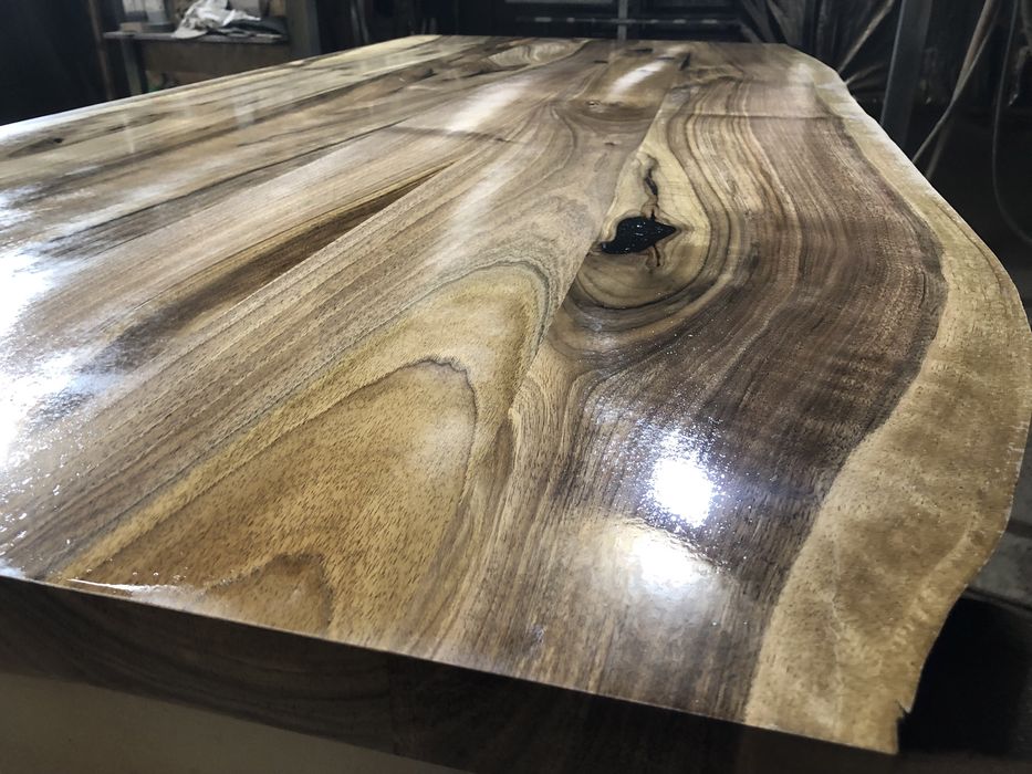 Стол из дерева. Стул. Диван. Кровать. Мягкая мебель.