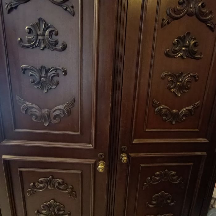 Roupeiro antigo com duas gavetas