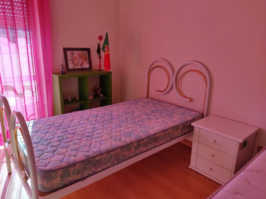 Vendo Camas e Colchões – Bom Estado