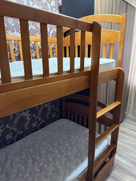 Продається двухповерхове ліжко   разом з матрасами