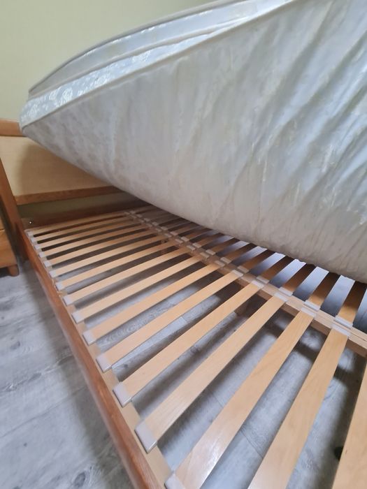 Ліжко двоспальне з ортопедичним матрацом на ламелях