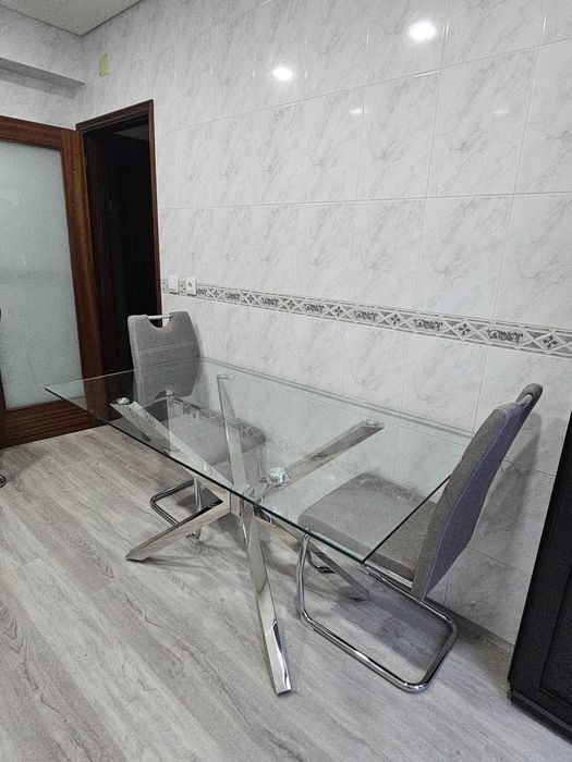 Conjunto de mesa e cadeiras