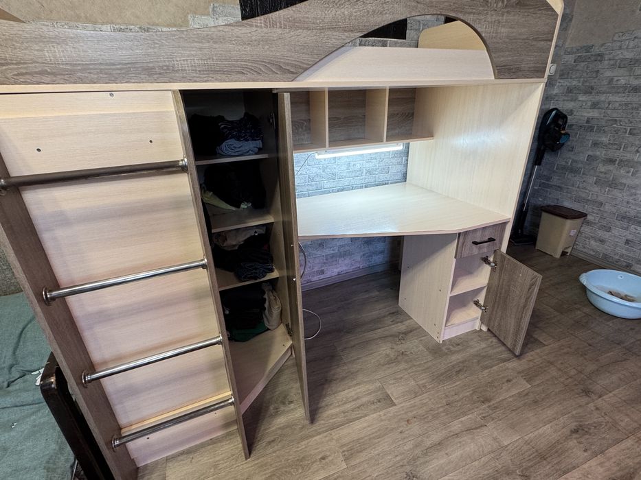 Детская кровать чердак со столом и шкафом