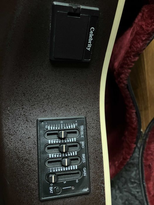Gitara basowa elektro-akustyczna Celebrity Ovation z futerałem