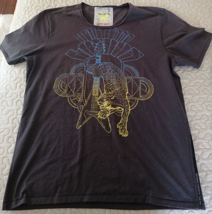 T-shirt da Pepe Jeans em cor castanha e com estampado à frente
