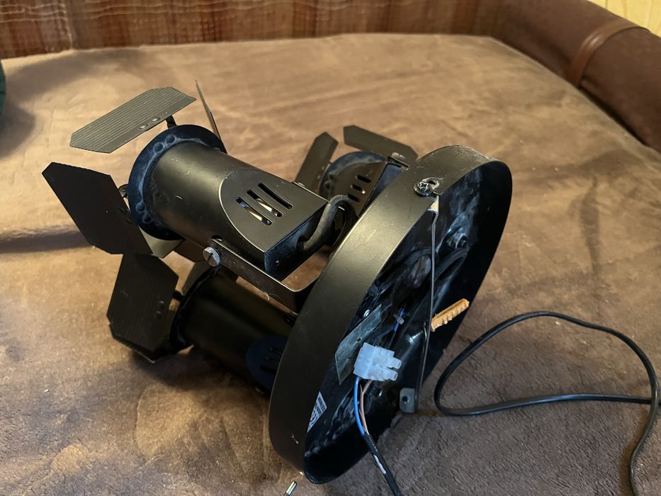 Lampa sugitowa typu spotlight z trzema regulowanymi reflektoram