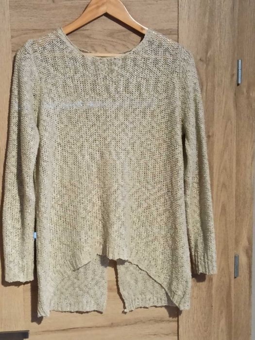 sweter z luźnym dekoltem - wietrzenie szafy