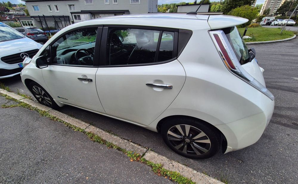 Nissan Leaf 2014 року TEKNA 24кВт з Європи!