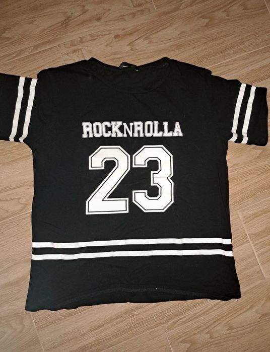 T-shirt preta e branca 23