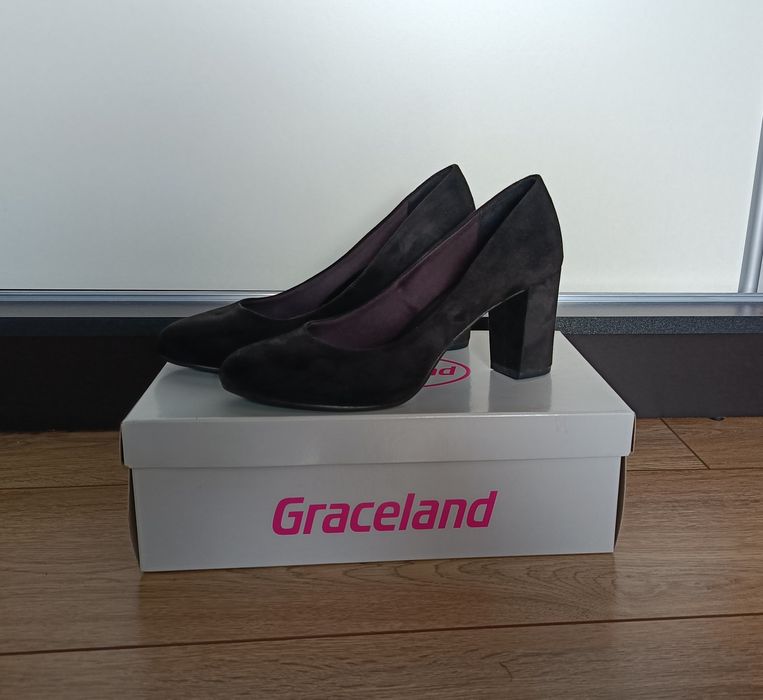 Czarne zamszowe czółenka