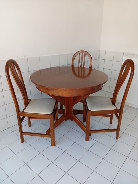 Conjunto mesa e 3 cadeiras madeira boa qualidade