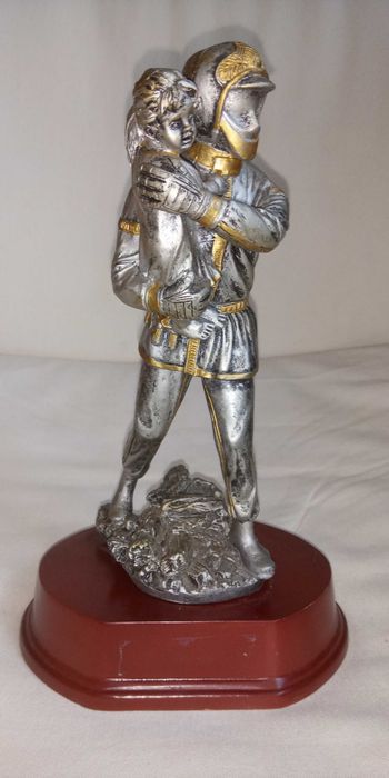 Statuetka strażak z dzieckiem