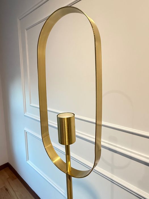 Candeeiro de pé alto dourado