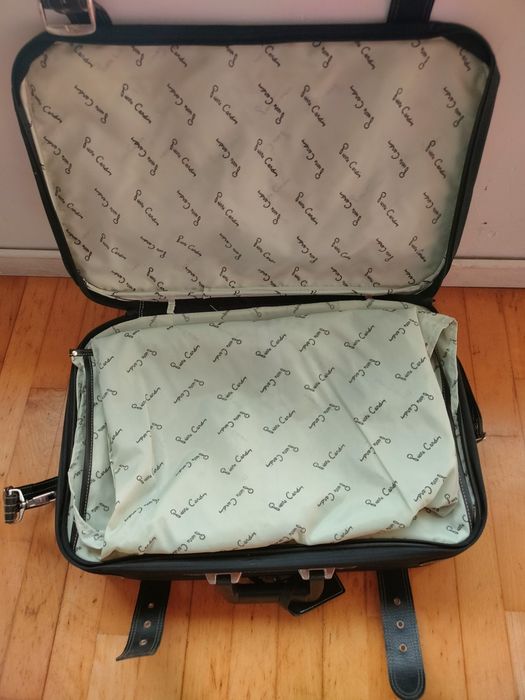 Mala de viagem da Pierre Cardin.